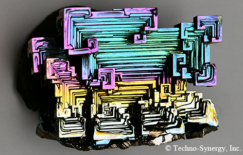 ビスマス人工結晶（骸晶）の表面酸化膜干渉から生じる構造色